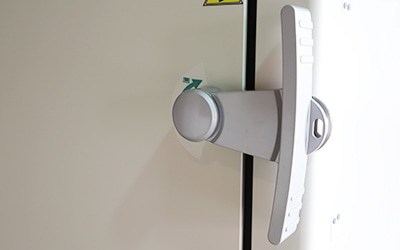 340L -86°C Ultra Low Temperature Freezer with Cascade System detail - Big door handle, easy to open. Can lock as per request.