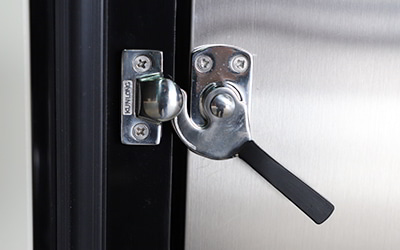 340L -86°C Ultra Low Temperature Freezer with Cascade System detail - Individual inner doors can be opened independently to minimize frost buildup inside the chamber. Stainless steel inner handle to ensure the door open conveniently even in the case of frost.